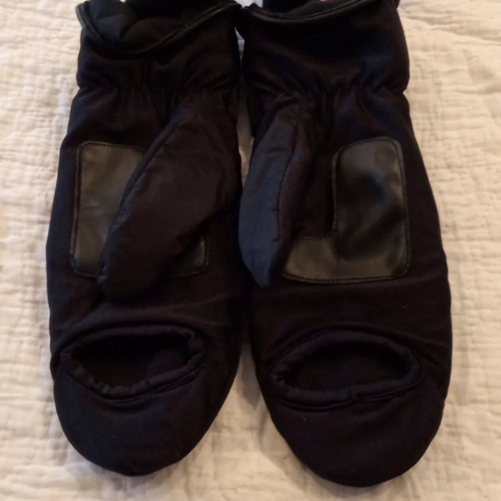NWT Black Calvin Klein women's Mittens Medium